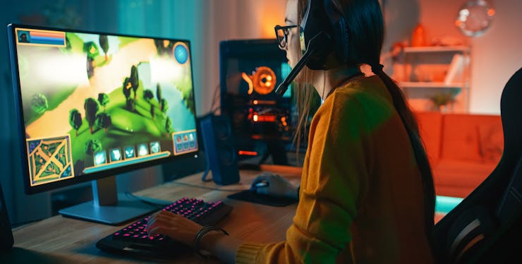 mulher jogando vídeo game